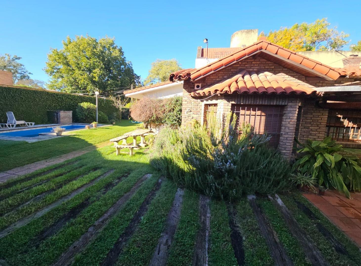 Foto de VENTA CASA DE 3 DORMITORIOS 10 AMBIENTES COCHERA AMPLIO PATIO VERDE Y, imagen 2