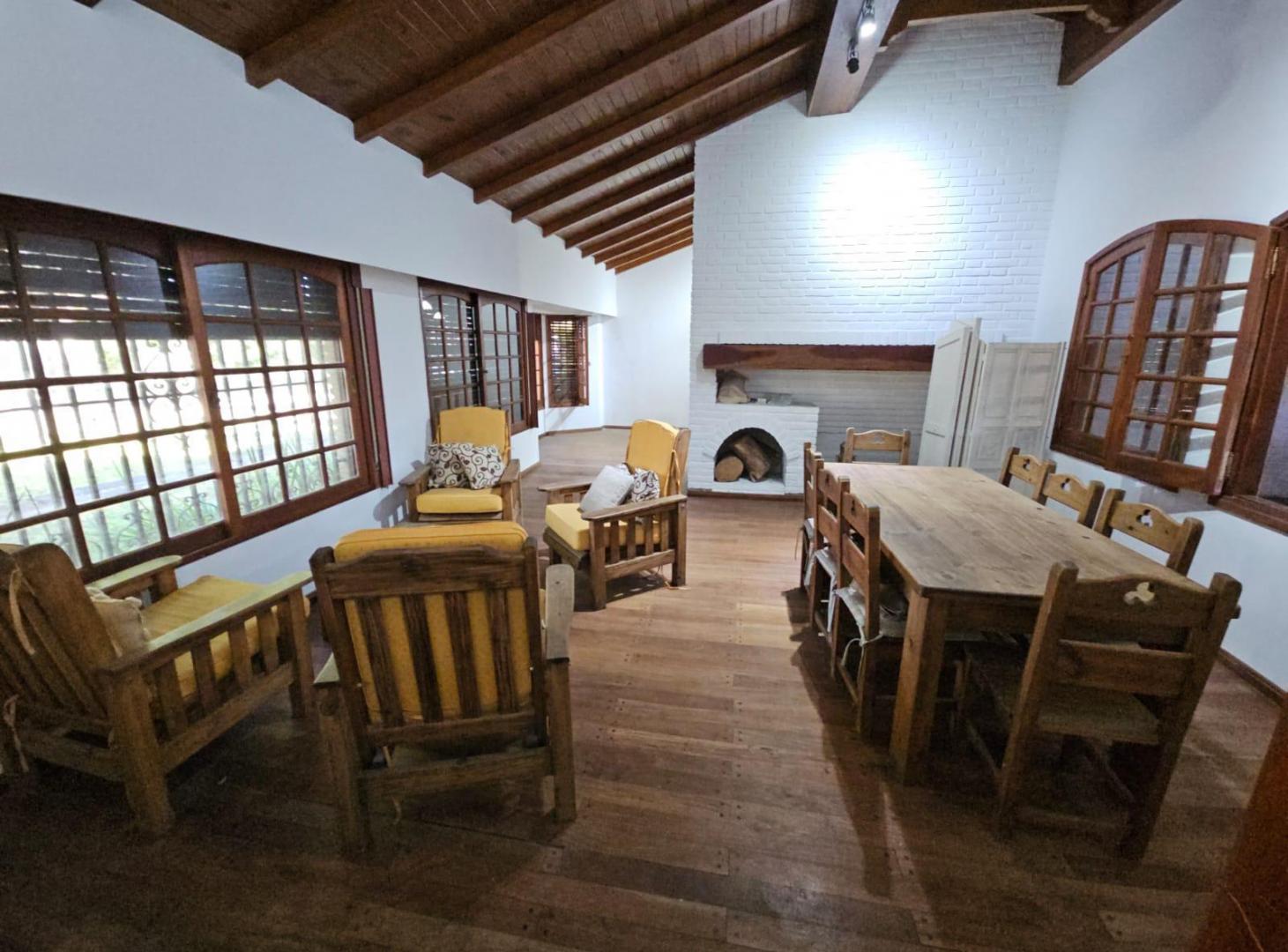 Foto de VENTA CASA DE 3 DORMITORIOS 10 AMBIENTES COCHERA AMPLIO PATIO VERDE Y, imagen 3