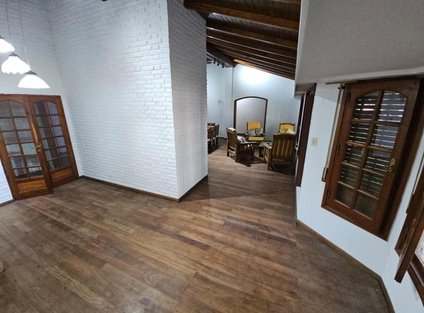 Foto de VENTA CASA DE 3 DORMITORIOS 10 AMBIENTES COCHERA AMPLIO PATIO VERDE Y, imagen 4