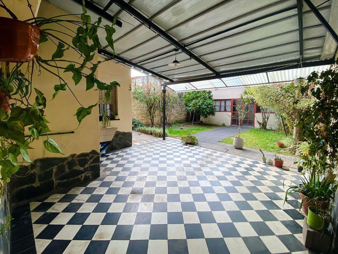 Foto de VENTA CASA 4 DORMITORIOS CON JARDIN Y COCHERA - B° MATHEU, imagen 3