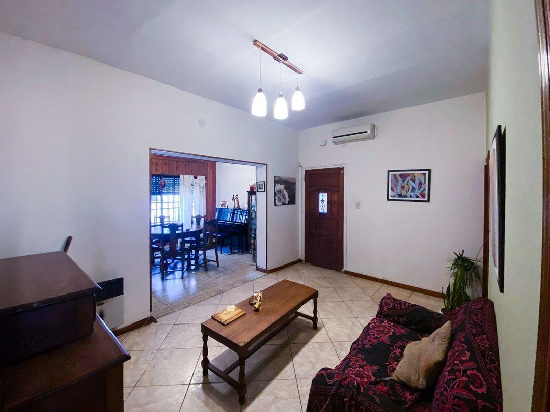 Foto de VENTA CASA 4 DORMITORIOS CON JARDIN Y COCHERA - B° MATHEU, imagen 2