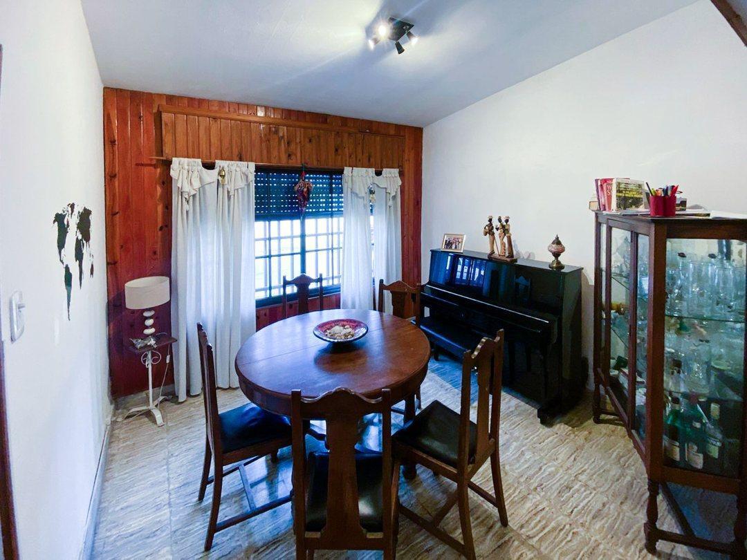 Foto de VENTA CASA 4 DORMITORIOS CON JARDIN Y COCHERA - B° MATHEU, imagen 4