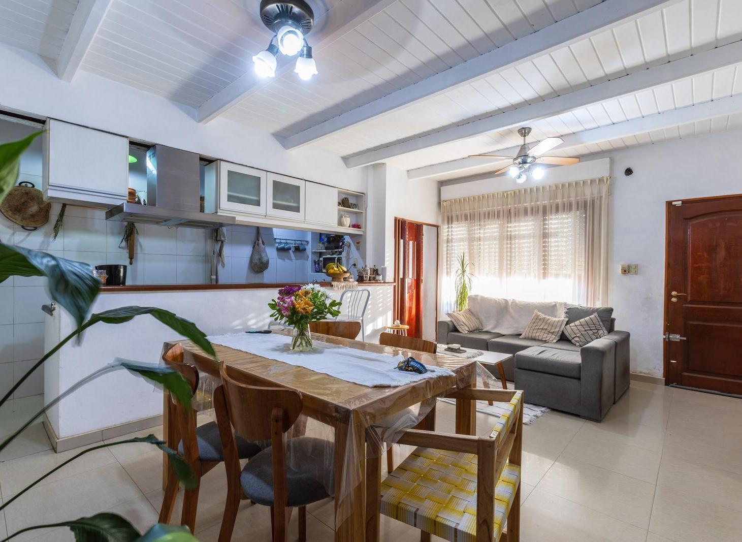 Foto de Venta Casa de pasillo única 5 dormitorios con jardín - Barrio La Guardia, imagen 1