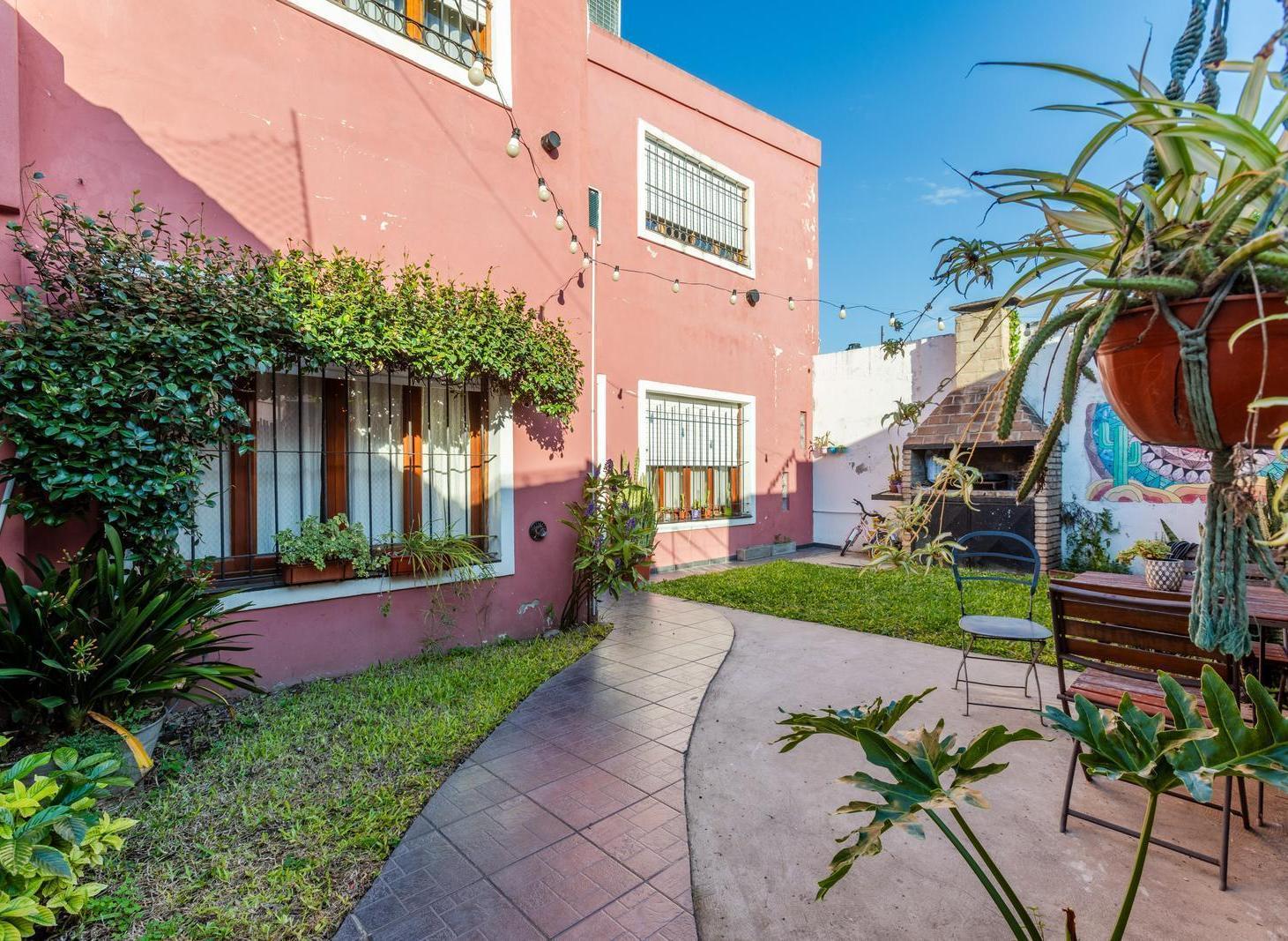 Foto de Venta Casa de pasillo única 5 dormitorios con jardín - Barrio La Guardia, imagen 2