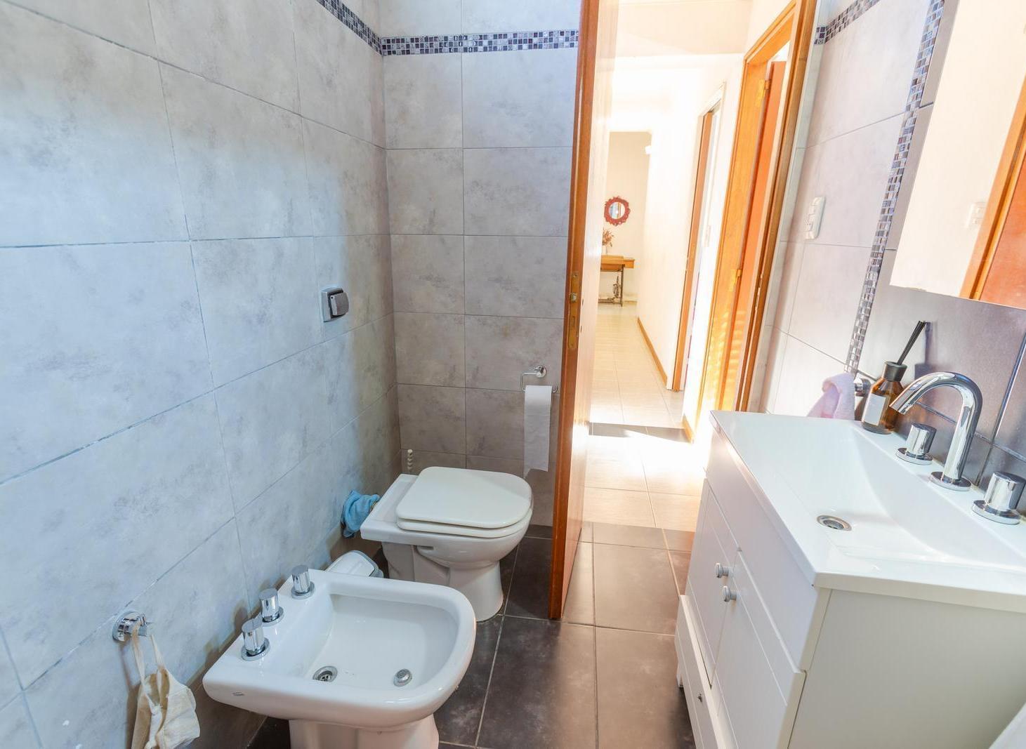 Foto de Venta Casa de pasillo única 5 dormitorios con jardín - Barrio La Guardia, imagen 4