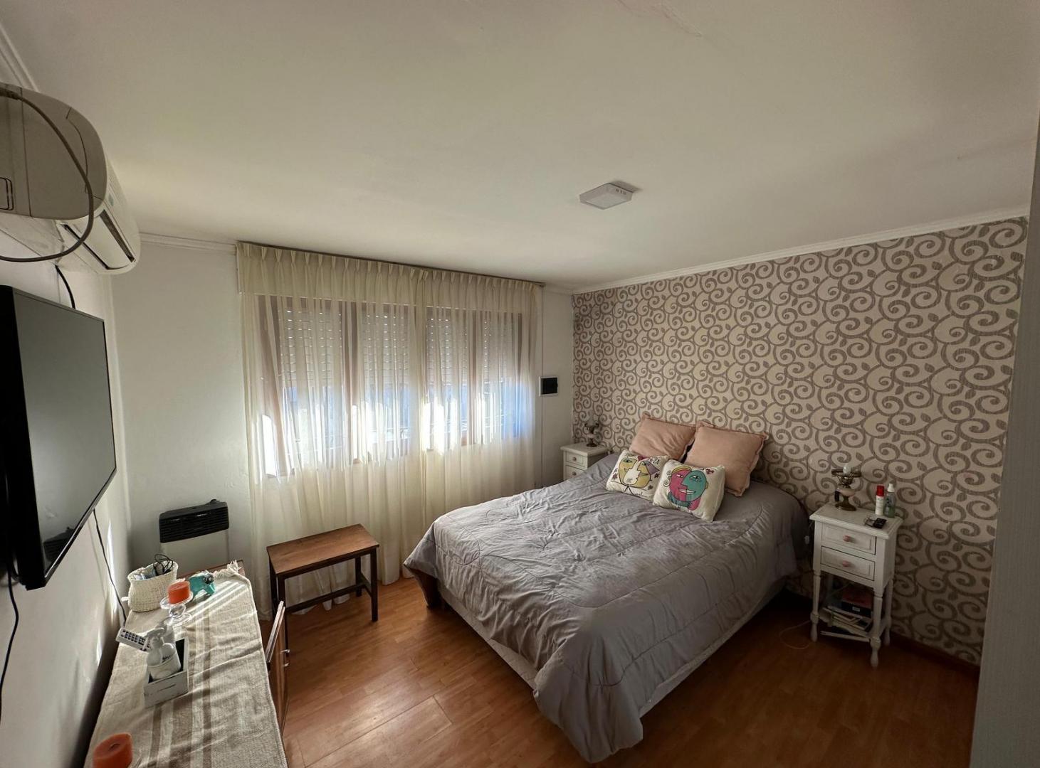 Foto de Venta Casa de pasillo única 5 dormitorios con jardín - Barrio La Guardia, imagen 3