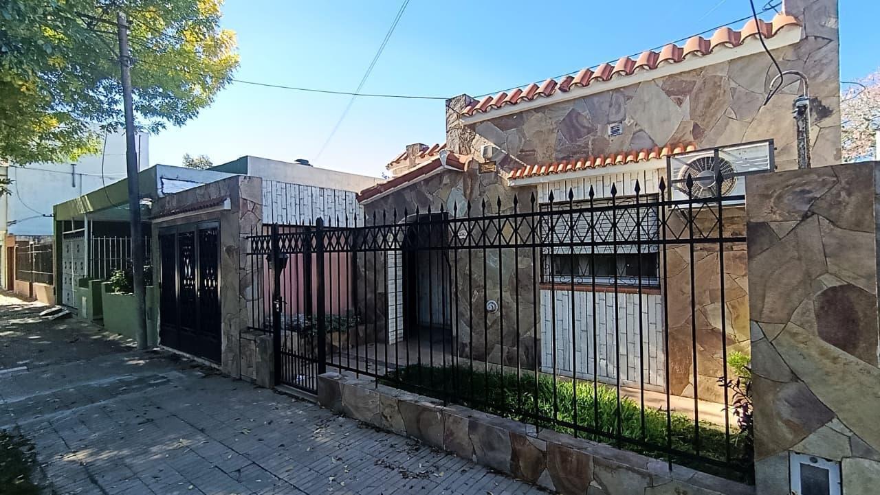 Foto de Venta casa 3 dormitorios, cochera, patio, jardín y pileta en VGG, imagen 2
