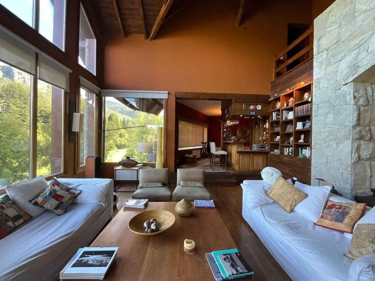 Casa de piedra y madera en Arelauquen sobre golf 3