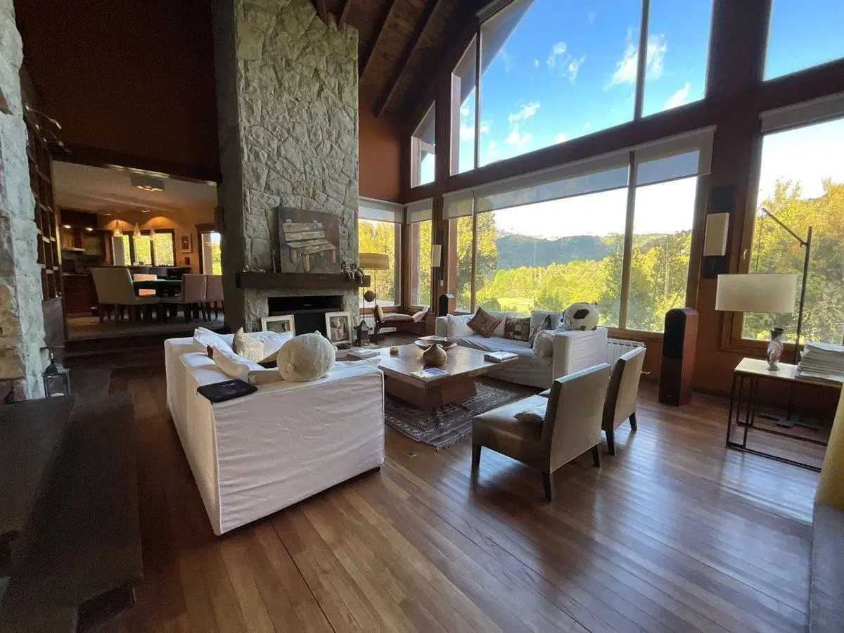 Casa de piedra y madera en Arelauquen sobre golf 4