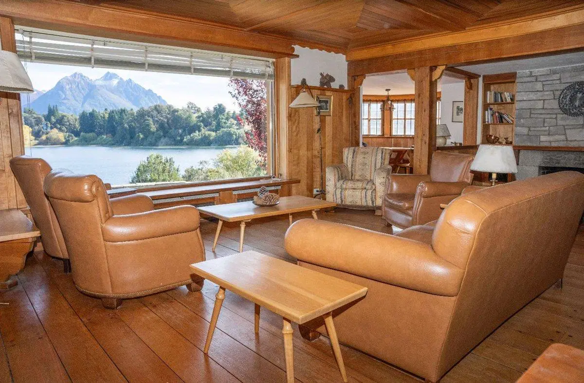CASA EXCLUSIVA CON COSTA SOBRE LAGO MORENO 5