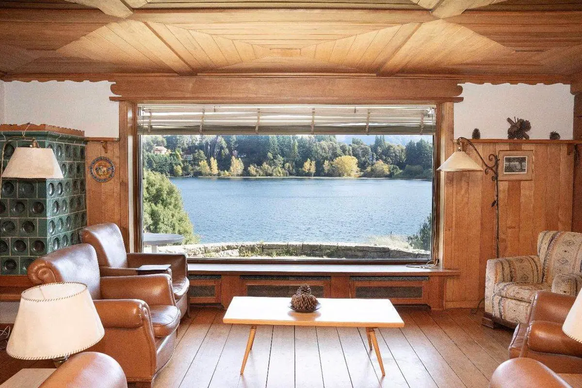 CASA EXCLUSIVA CON COSTA SOBRE LAGO MORENO 5