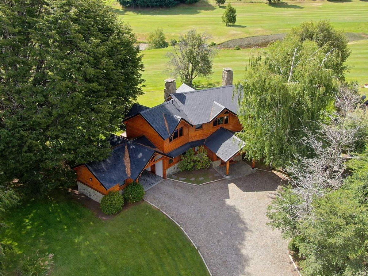 CASA SOBRE EL GOLF EN ARELAUQUEN