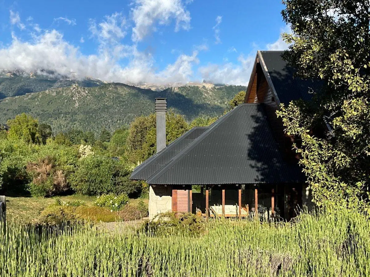 Casa de piedra y madera en Arelauquen sobre golf 5