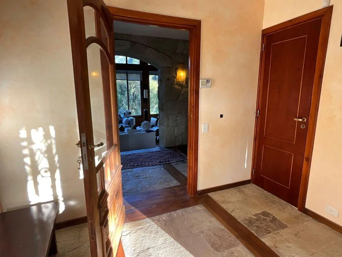 Casa de piedra y madera en Arelauquen sobre golf 4