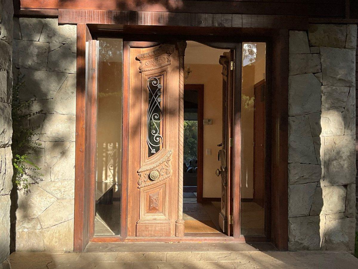 Casa de piedra y madera en Arelauquen sobre golf