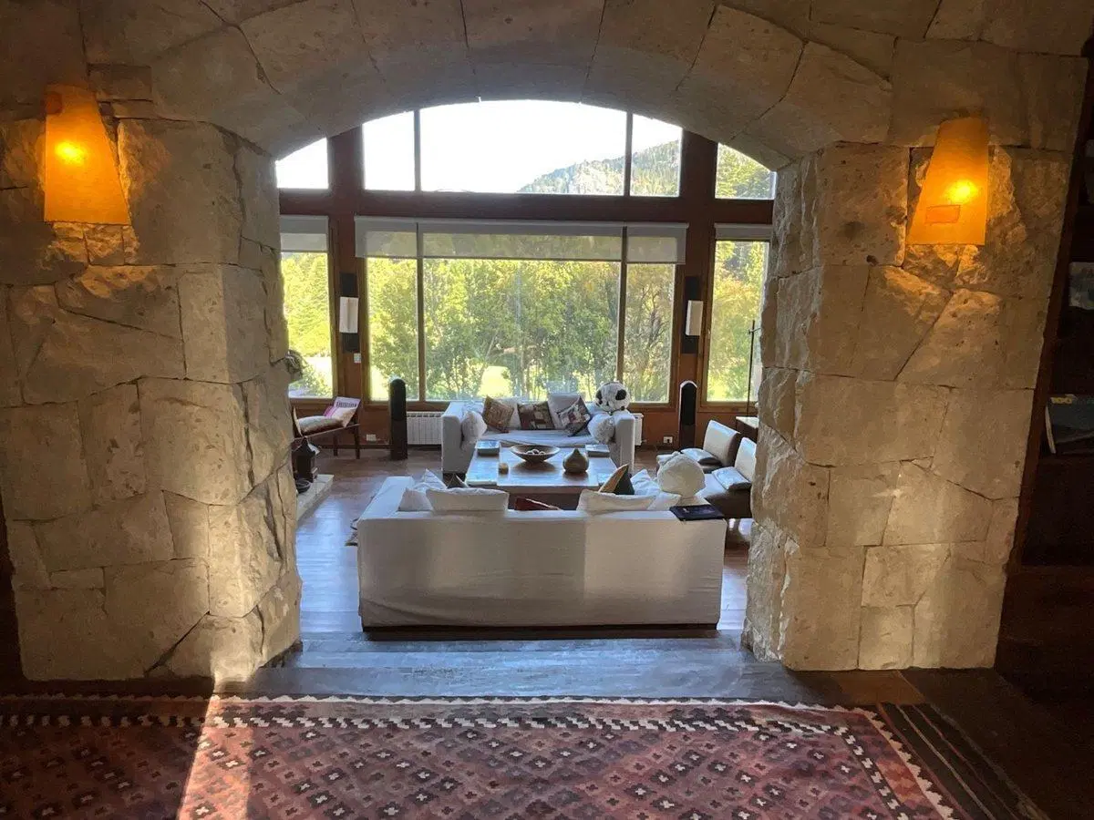 Casa de piedra y madera en Arelauquen sobre golf 3