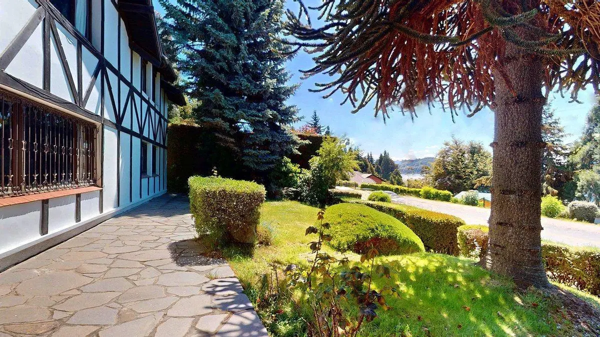 Casa sobre Av Bustillo con vista al lago 2