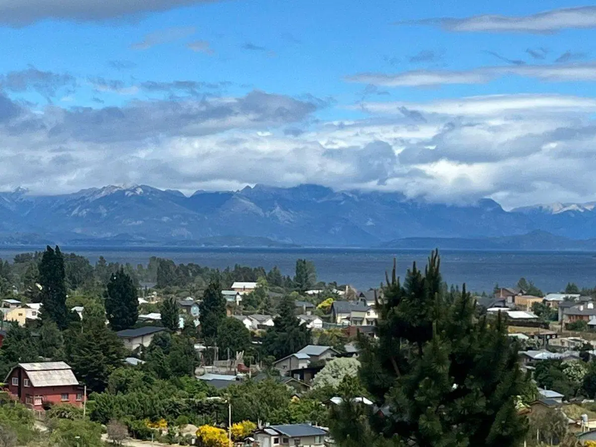 LOTE CON VISTA AL LAGO EN DINA HUAPI 2
