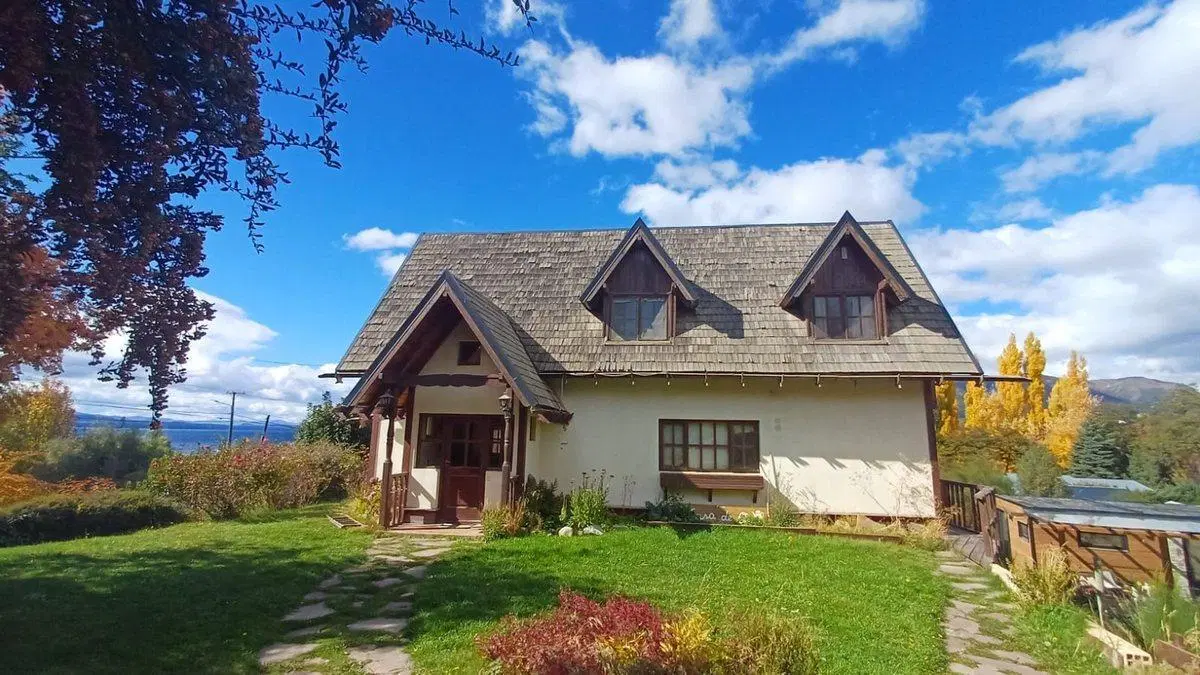 Casa en Venta con Departamento Independiente 2