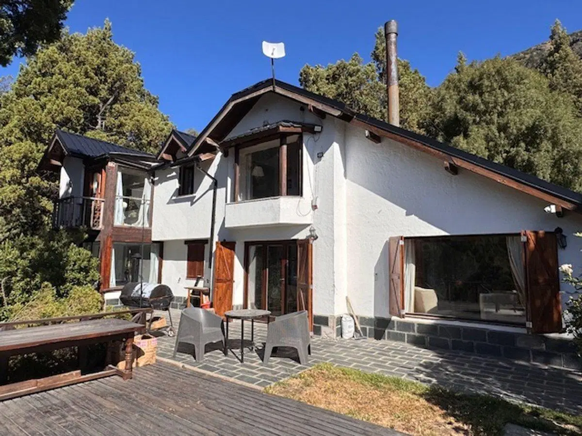Hermosa casa con gran parque y vistas en Bariloche 3