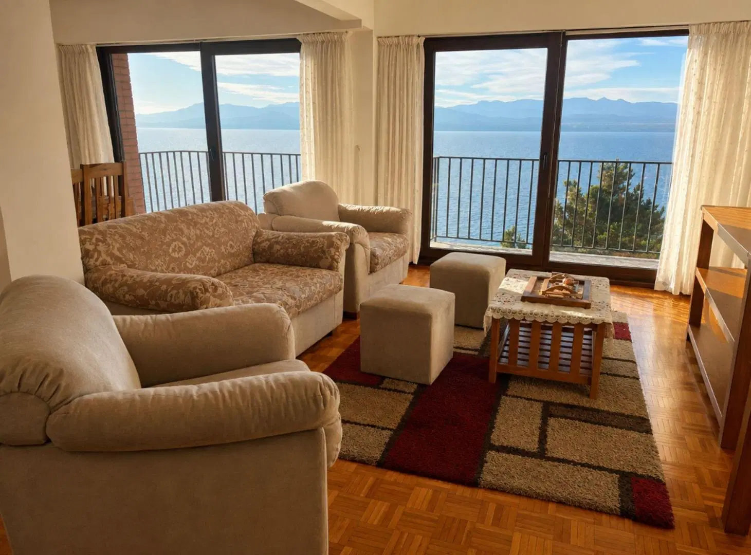 EXCEPCIONAL DTO MUY AMPLIO CON PLENA VISTA AL LAGO 8