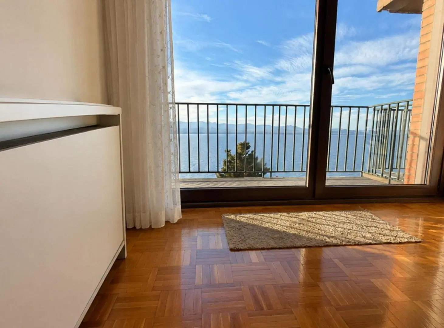 EXCEPCIONAL DTO MUY AMPLIO CON PLENA VISTA AL LAGO 5
