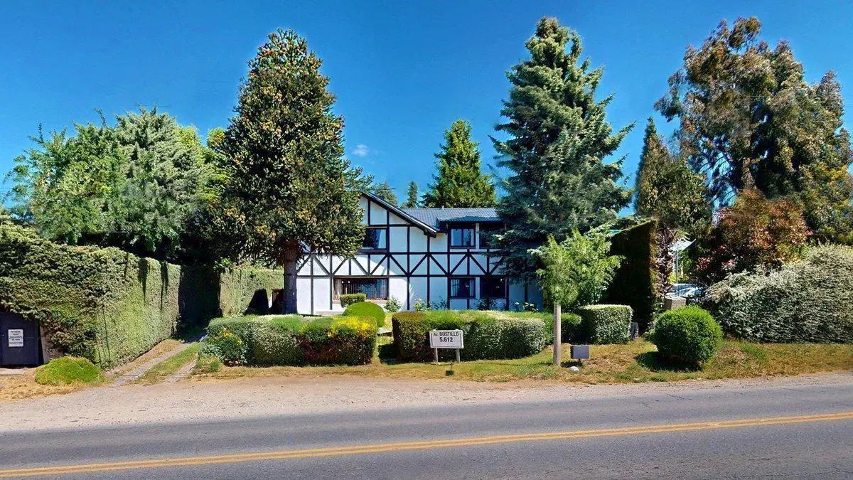 Casa sobre Av Bustillo con vista al lago 5