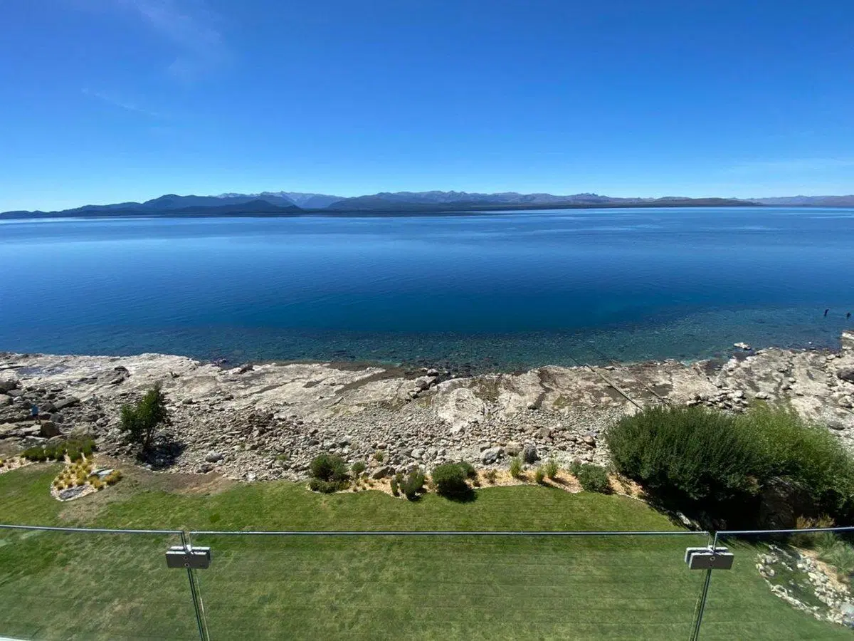 Departamento sobre el lago con cochera y baulera 5