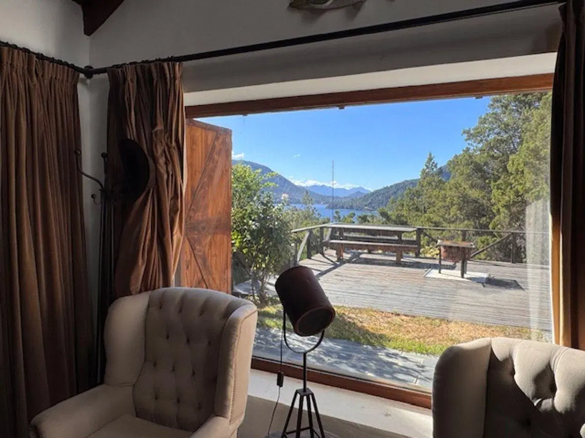 Hermosa casa con gran parque y vistas en Bariloche 2