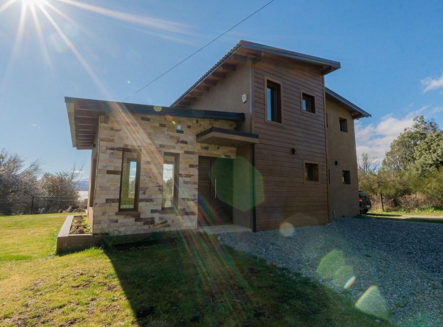 Foto de Casa con vista al lago y jardín en Bariloche, imagen 1