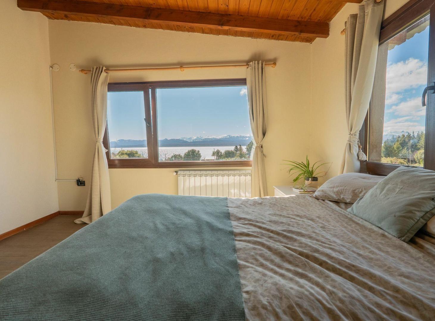 Foto de Casa con vista al lago y jardín en Bariloche, imagen 2