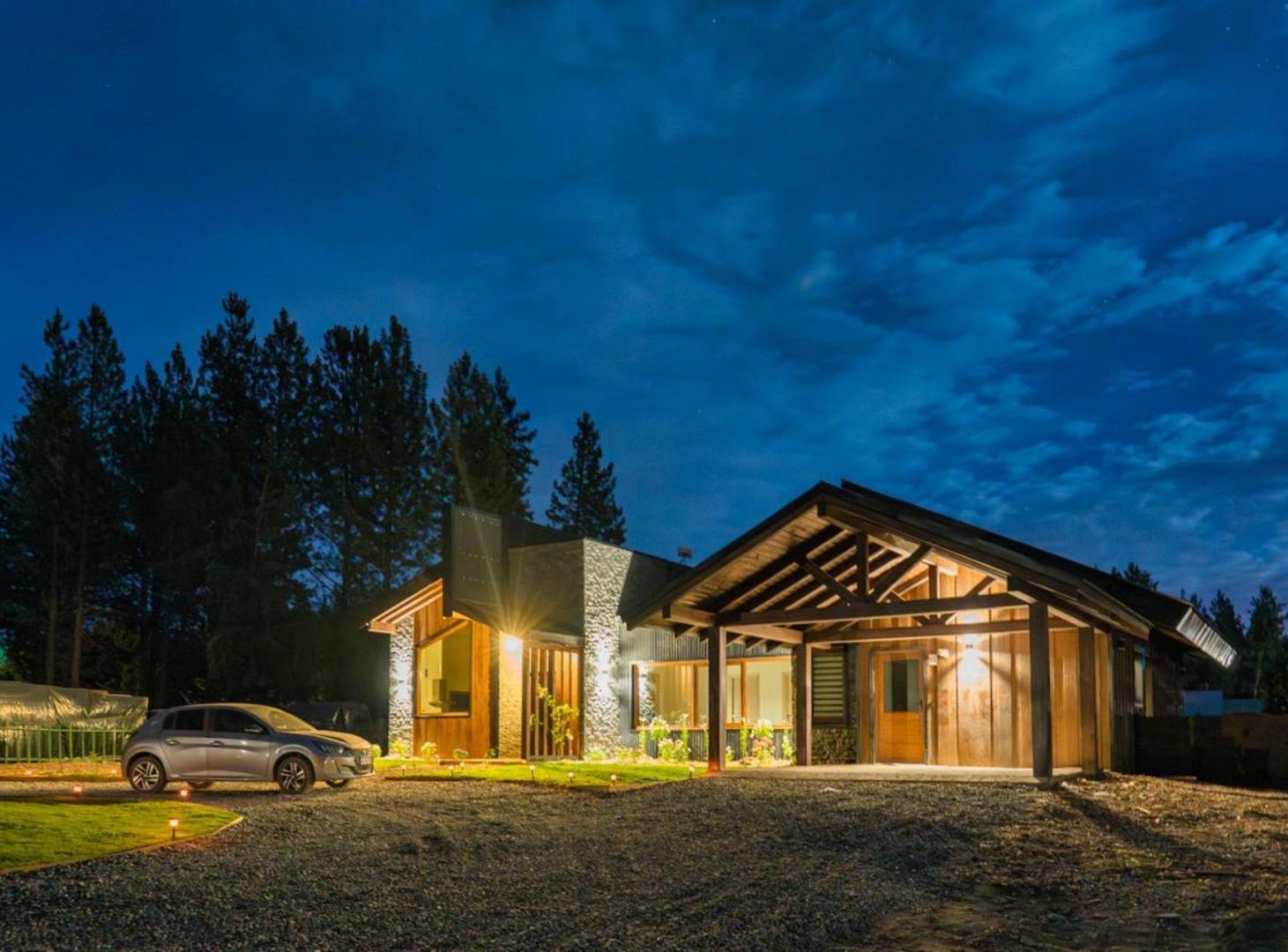 Foto de ALQUILER –CASA DE DISEÑO EN DOS VALLES - BARILOCHE, imagen 1