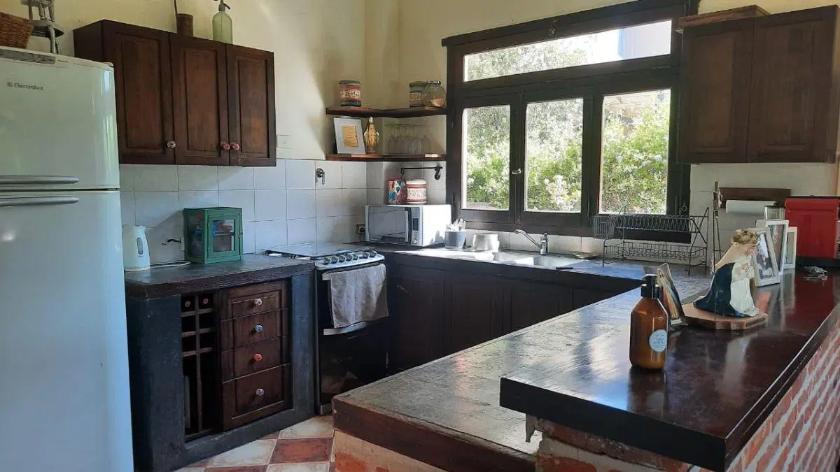 LINDISIMA CASA EN EL EXCLUSIVO BARRIO SANTA BARBARA. 911M2 DE LOTE. 3 DORMITORIOS. PILETA. 4