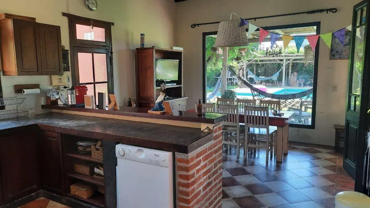 LINDISIMA CASA EN EL EXCLUSIVO BARRIO SANTA BARBARA. 911M2 DE LOTE. 3 DORMITORIOS. PILETA. 5