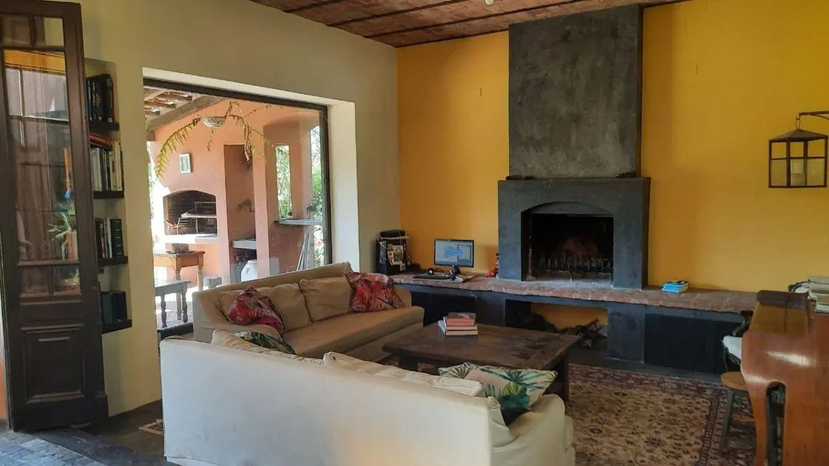 LINDISIMA CASA EN EL EXCLUSIVO BARRIO SANTA BARBARA. 911M2 DE LOTE. 3 DORMITORIOS. PILETA. 3