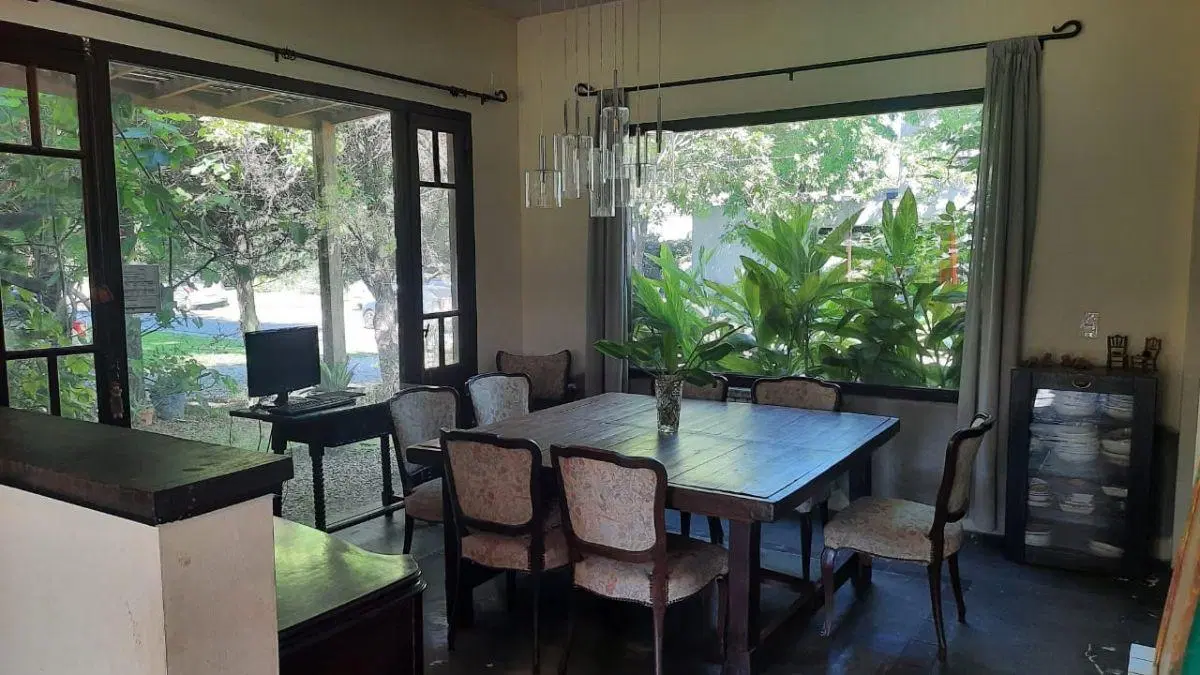 LINDISIMA CASA EN EL EXCLUSIVO BARRIO SANTA BARBARA. 911M2 DE LOTE. 3 DORMITORIOS. PILETA. 2