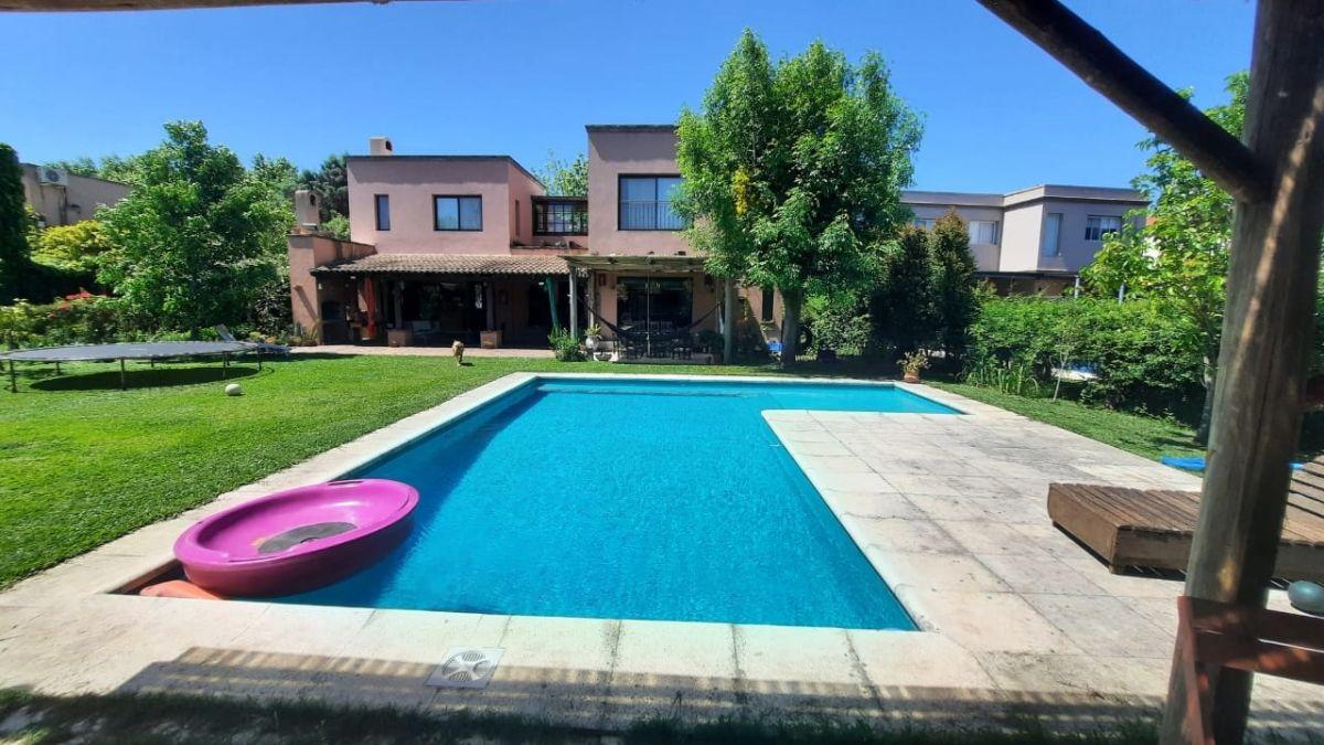 LINDISIMA CASA EN EL EXCLUSIVO BARRIO SANTA BARBARA. 911M2 DE LOTE. 3 DORMITORIOS. PILETA.