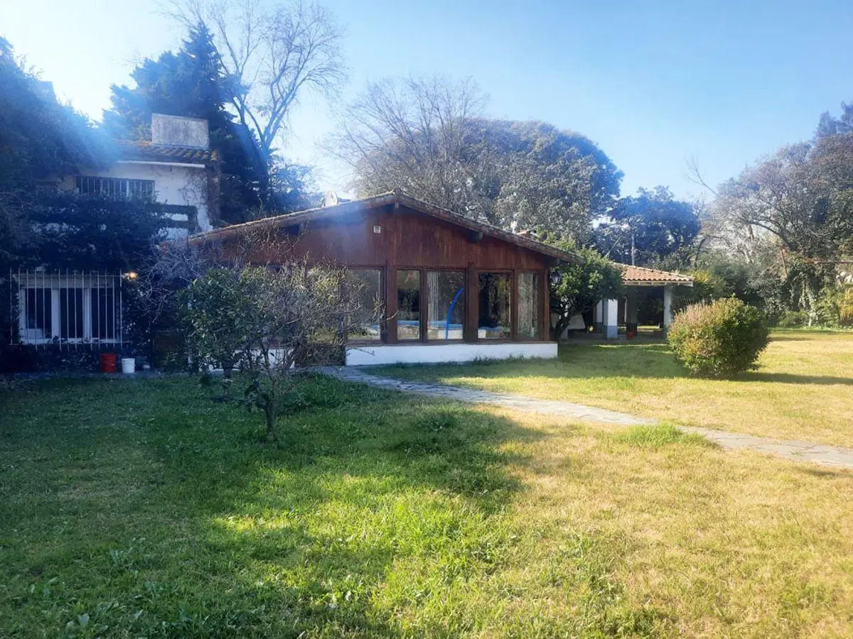 DON TORCUATO. EXCELENTE UBICACION (ZONA TRIANGULO). 1850M2 DE TERRENO. 4-5 DORMITORIOS. PILETA., 3