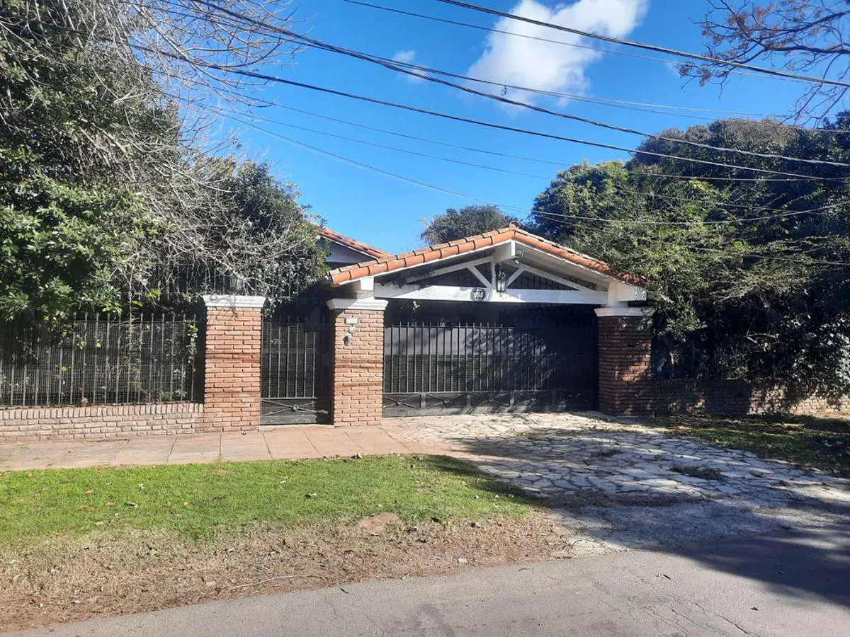 CHALET DE EXCELENTE CALIDAD SOBRE MAS DE 1200M2 DE TERRENO. EXCELENTE ZONA Y ACCESO A PANAMERICANA 4