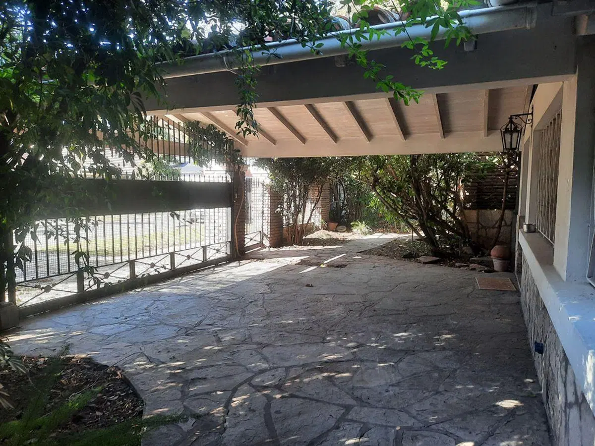 CHALET DE EXCELENTE CALIDAD SOBRE MAS DE 1200M2 DE TERRENO. EXCELENTE ZONA Y ACCESO A PANAMERICANA 1