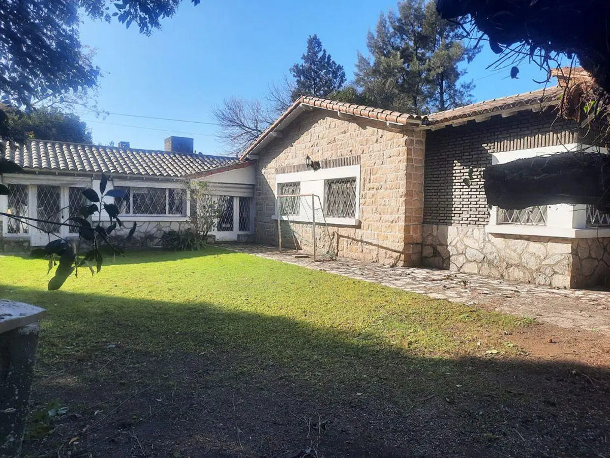CHALET DE EXCELENTE CALIDAD SOBRE MAS DE 1200M2 DE TERRENO. EXCELENTE ZONA Y ACCESO A PANAMERICANA 5