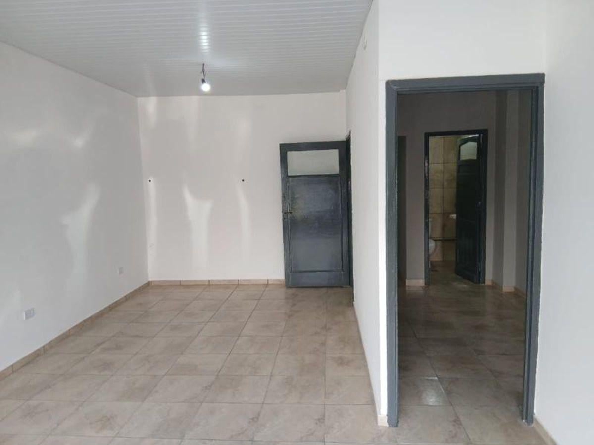 Foto de Pilar centro, Local de 48 m2! Baño y Cocina! Luminoso!, imagen 2