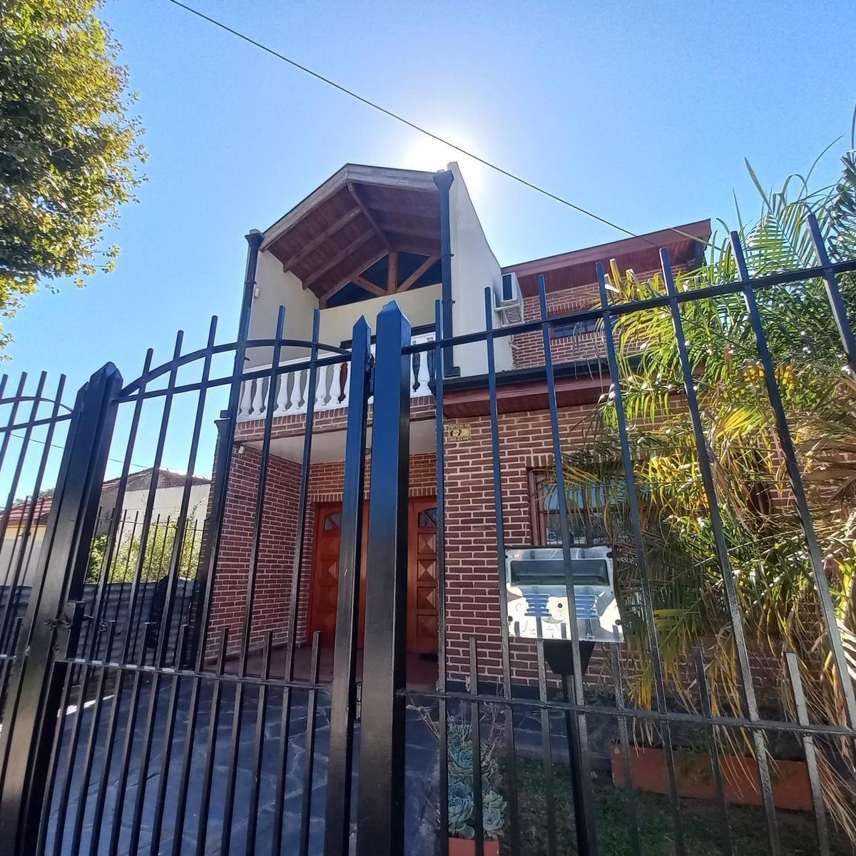 Casa en Lomas de Zamora Oeste con 3 Dorm. 5