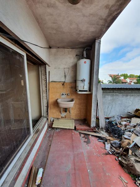 departamento a reciclar en primer piso con gran terraza 300 m2 totales