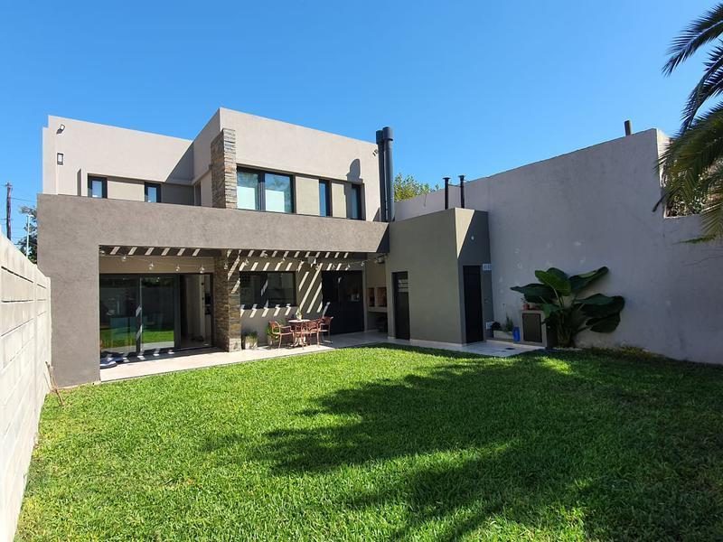 Casa de 3 dormitorios y parque a estrenar en Temperley Este