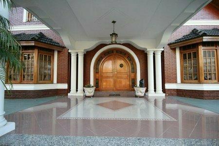 Inportante Casa de 5 Dorm. con Parque y Piscina en Lomas de Zamora Oeste 1