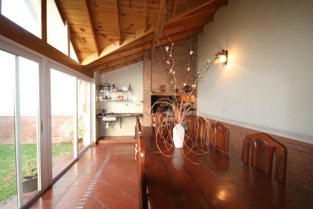 Casa de 330 m² Cubiertos en La Mejor Zona de Banfield Oeste 5 Dorm. 5