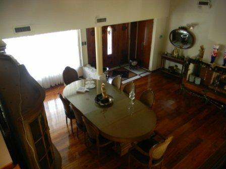 Foto de espectacular casa sobre doble lote con gran quincho y piscina en Banfield Oeste, imagen 4