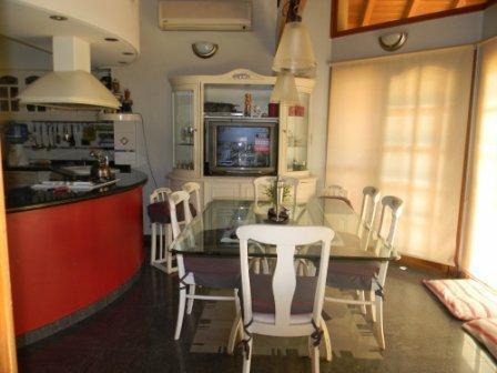 Foto de espectacular casa sobre doble lote con gran quincho y piscina en Banfield Oeste, imagen 5