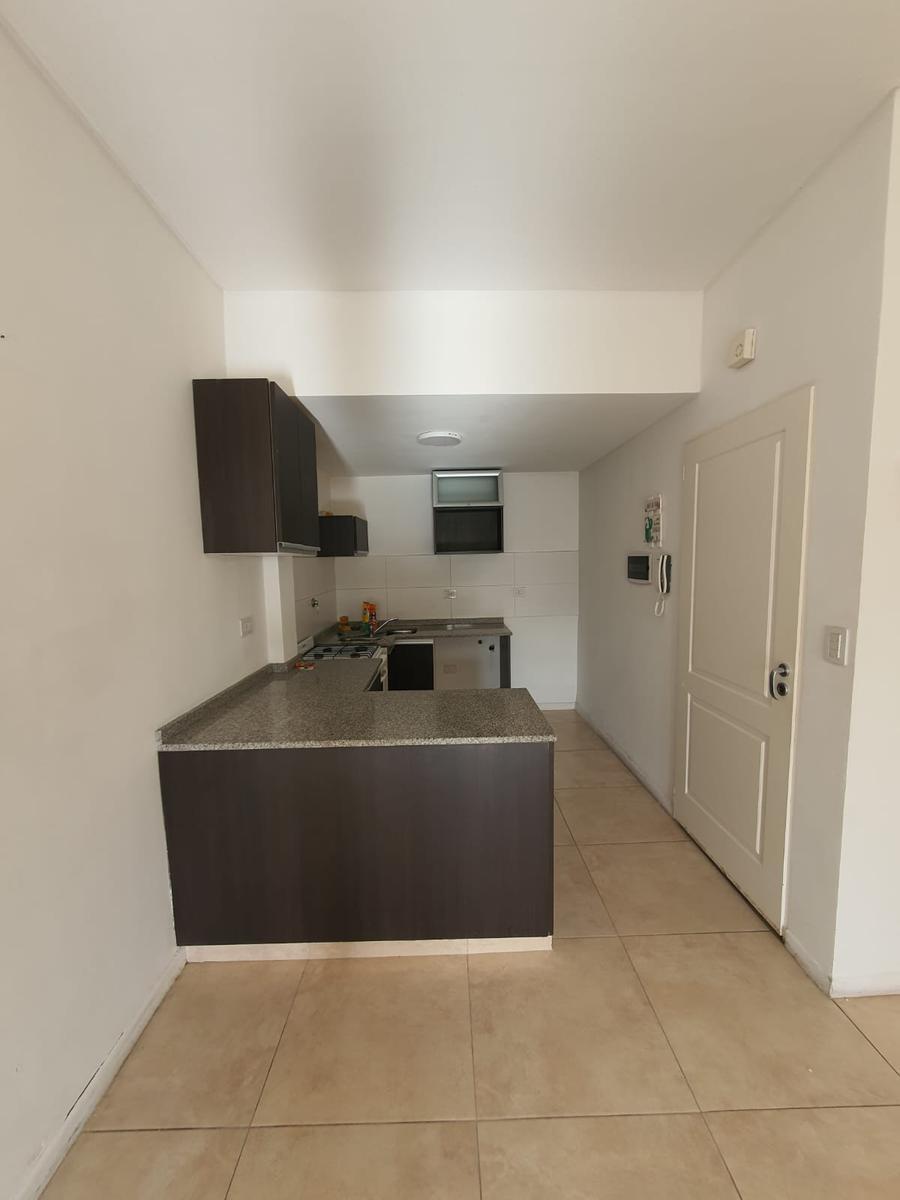 Departamento de 2 Ambientes con Cochera Descubierta en Gerli 4